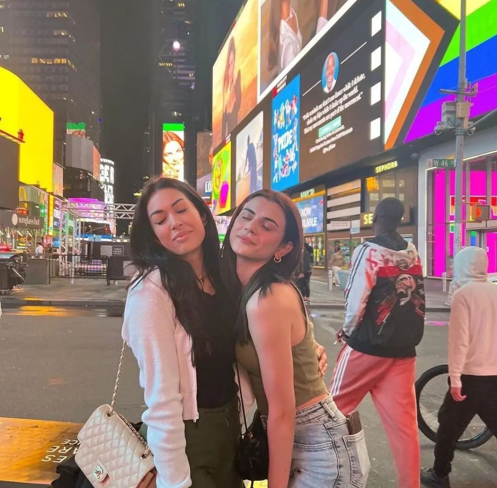 Zubab Rana's New Adorable Pictures from New York City | Reviewit.pk