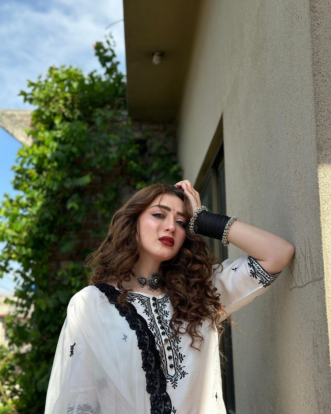 Momina Iqbal Shares Beautiful Lively Pictures | Reviewit.pk