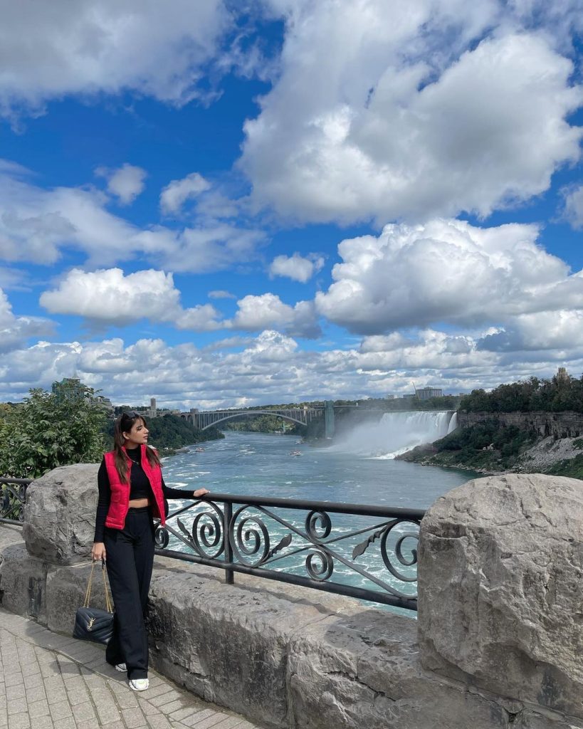 Saboor Aly Visits The Majestic Niagara Falls In Canada