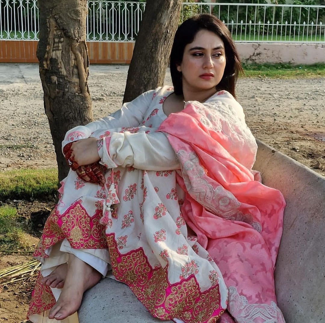 Aplus Host Ayesha Jahanzeb's Annoying Hosting Style Under Criticism ...
