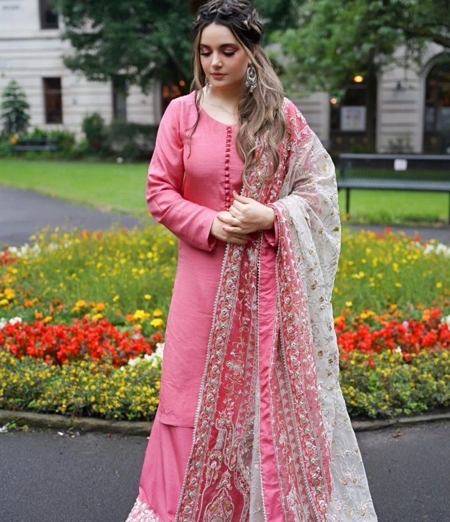Armeena Rana Khan Adorable Family Pictures from UK