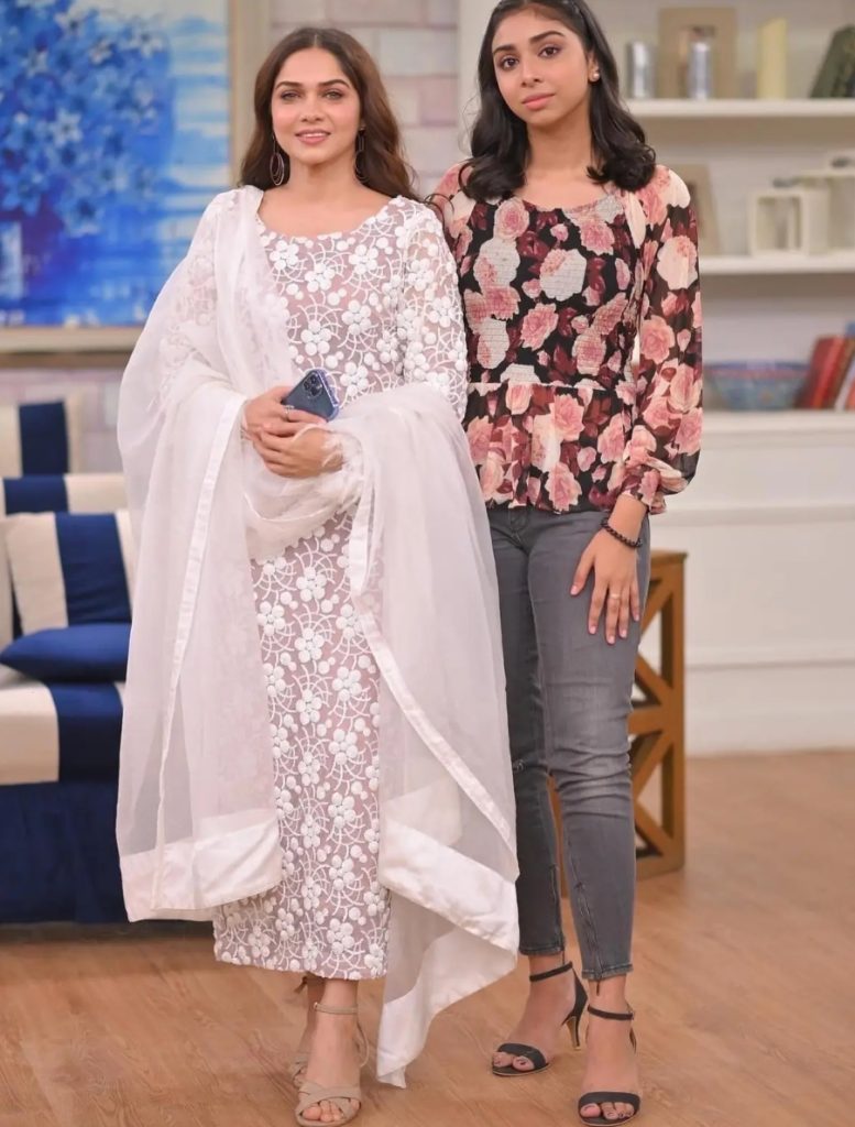 Actress Fahima Awan Beautiful Pictures With Her Adorable Daughter