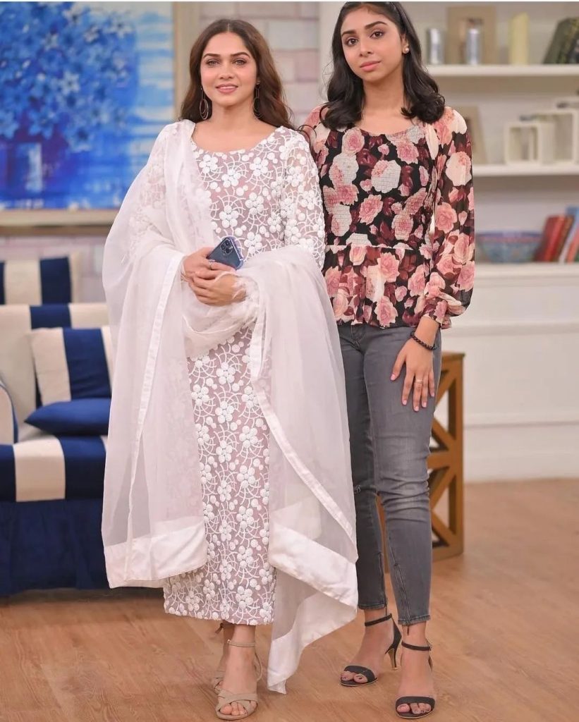 Actress Fahima Awan Beautiful Pictures With Her Adorable Daughter