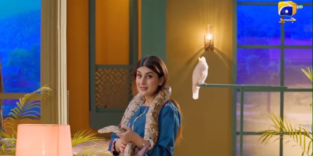 Public Reacts To Unusual Teasers of Kubra Khan's Upcoming Drama