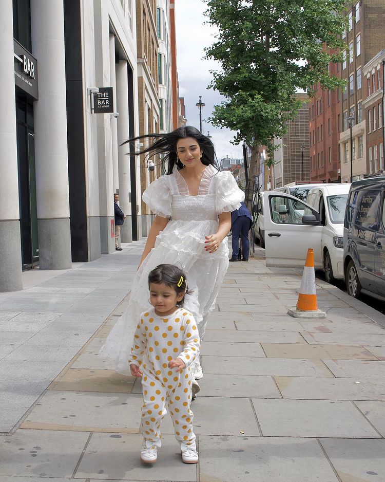 Sarah Khan Shares Beautiful Pictures With Baby Alyana On Her Birthday