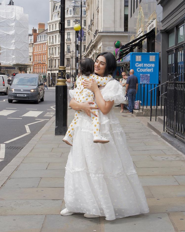 Sarah Khan Shares Beautiful Pictures With Baby Alyana On Her Birthday