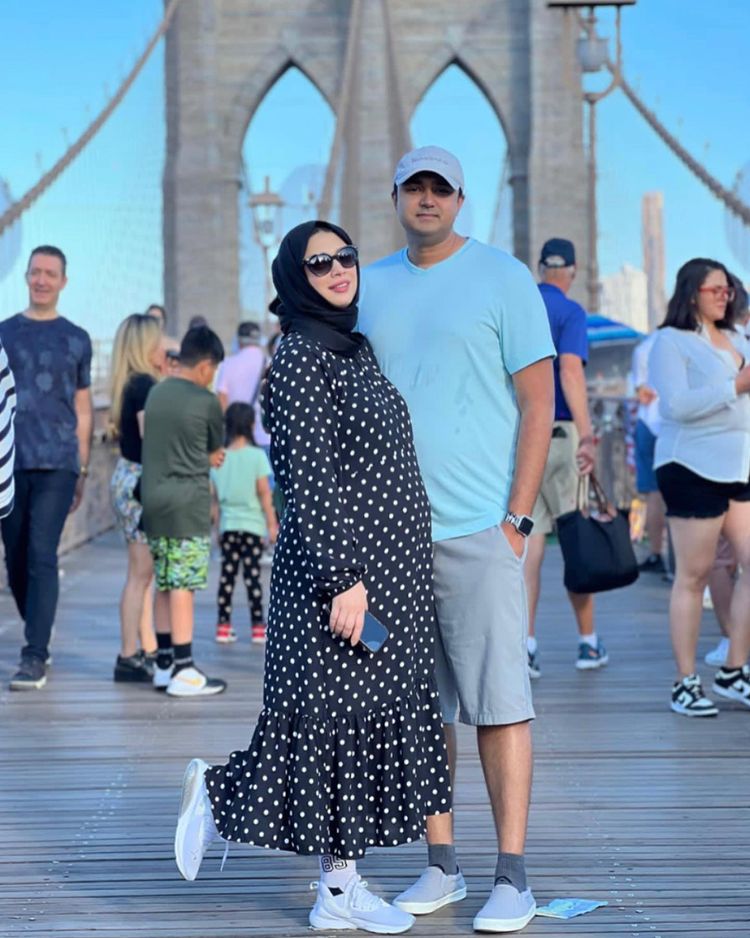 Sidra Batool Shares Beautiful Family Clicks From Brooklyn Bridge