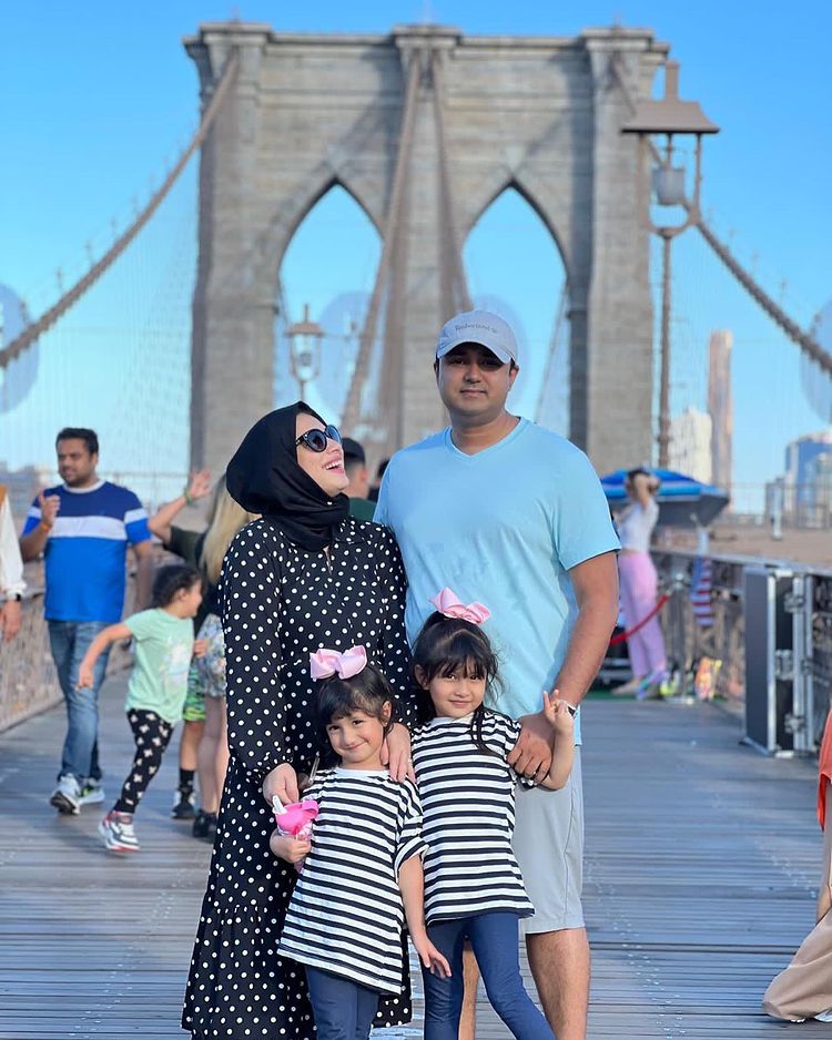 Sidra Batool Shares Beautiful Family Clicks From Brooklyn Bridge