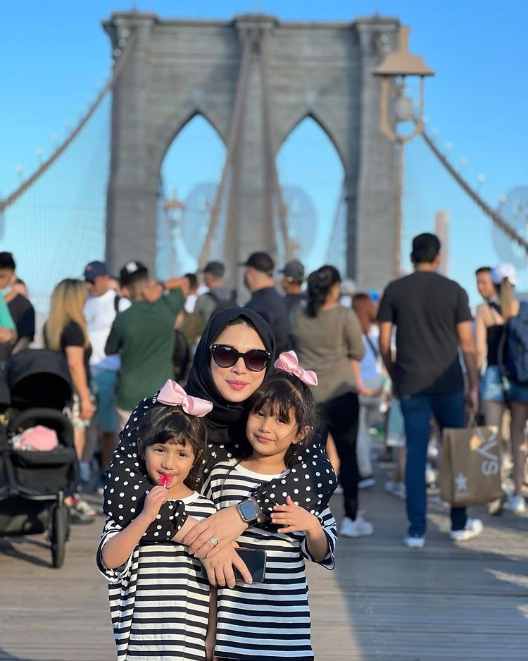 Sidra Batool Shares Beautiful Family Clicks From Brooklyn Bridge