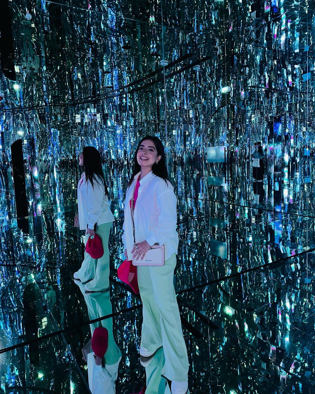 Aishah Razik Arisha Razi Mesmerizing Clicks From Dubai | Reviewit.pk