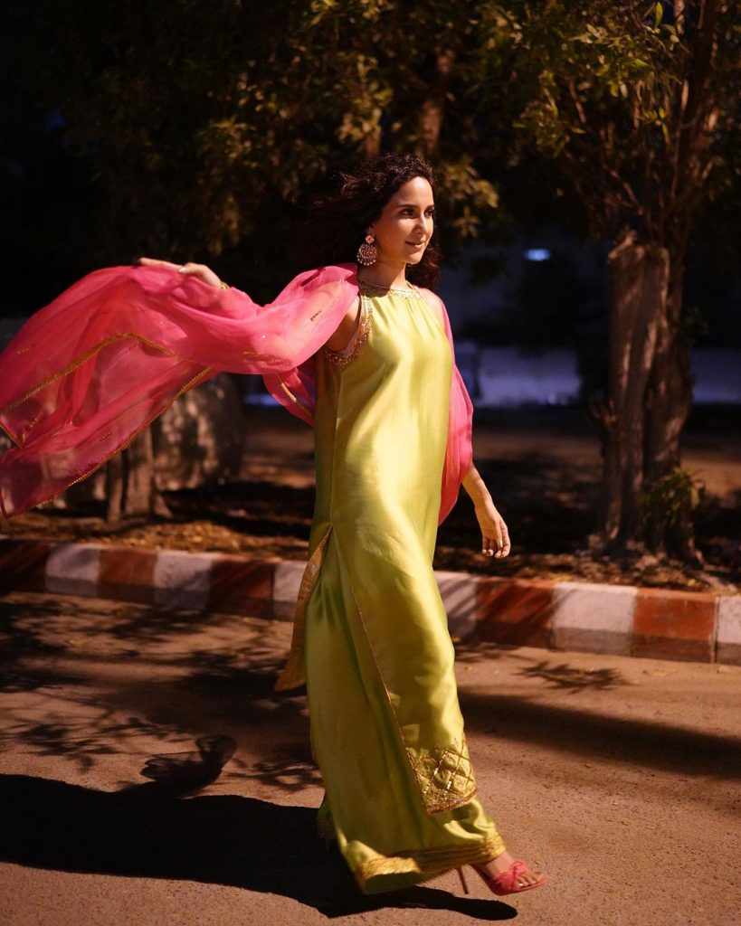 Juvaria Abbasi & Anoushay Abbasi's HD Pictures from Anzela Abbasi's Mehndi