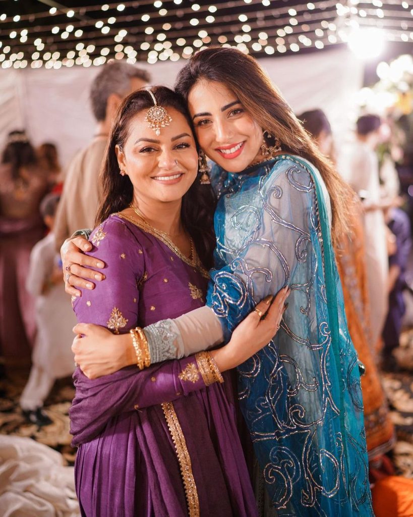 Juvaria Abbasi & Anoushay Abbasi's HD Pictures from Anzela Abbasi's Mehndi