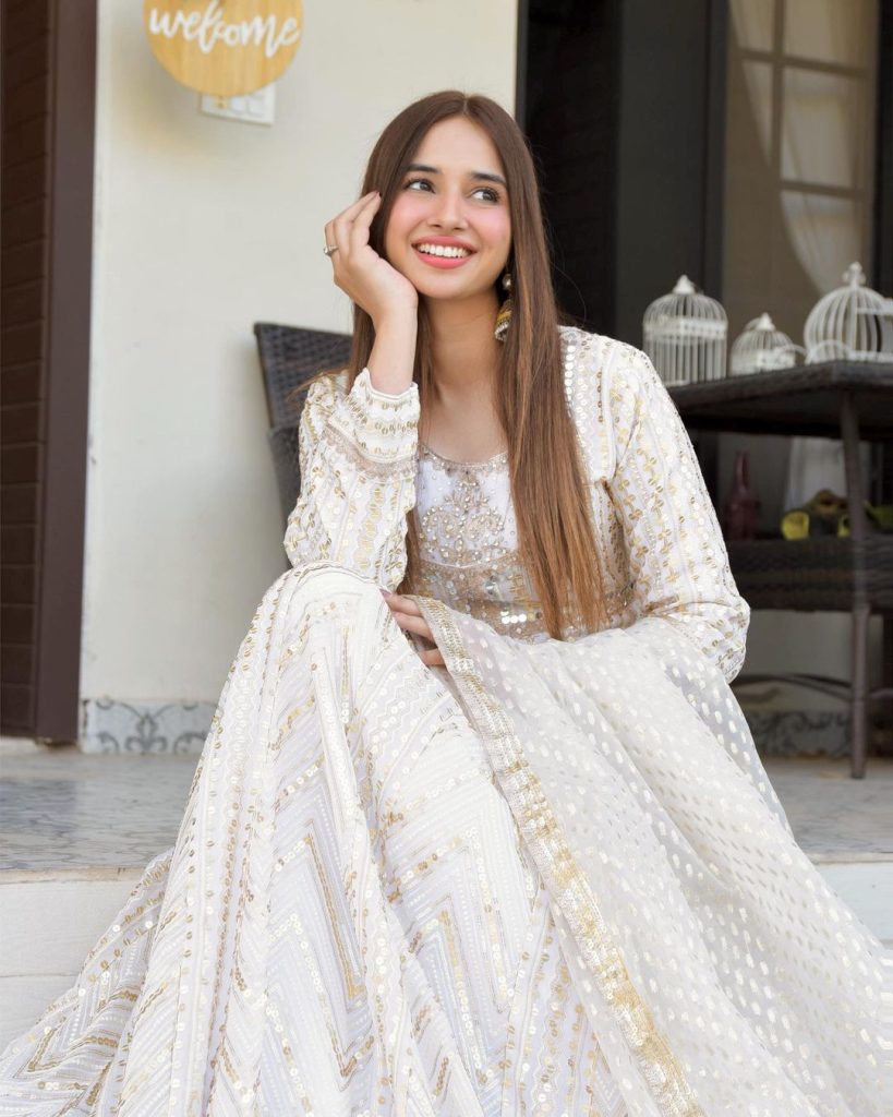 Five Beautiful Looks Of Gorgeous Sabeena Farooq