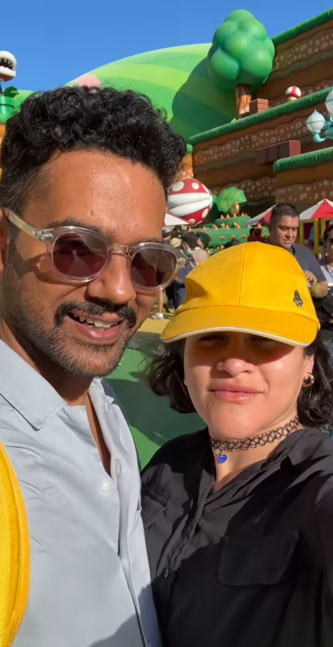 Ali Gul R Ali Gul Pir New Pictures With Wife Azeemah Nakhoda from USA | Reviewit.pk