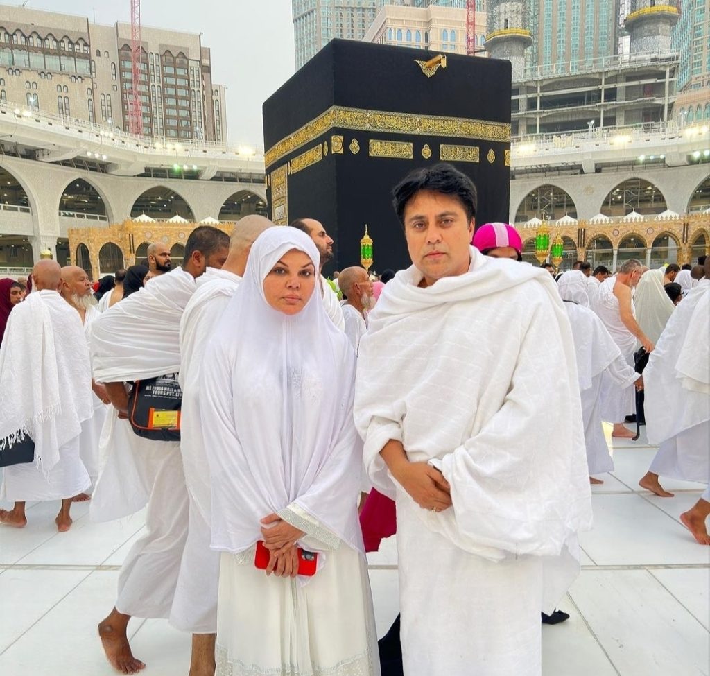 Rakhi Sawant Breaks Down In Khana Kaaba