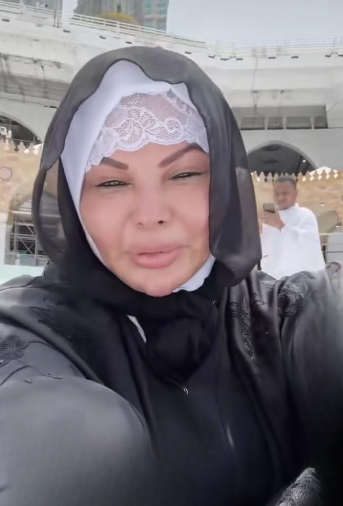 Rakhi Sawant Breaks Down In Khana Kaaba