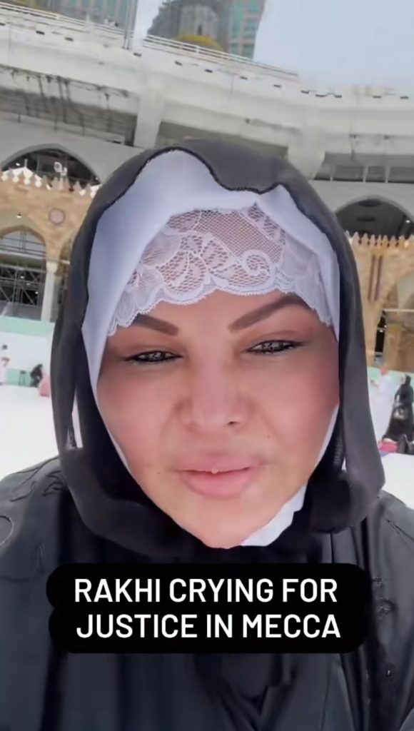 Rakhi Sawant Breaks Down In Khana Kaaba