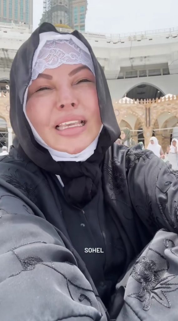 Rakhi Sawant Breaks Down In Khana Kaaba