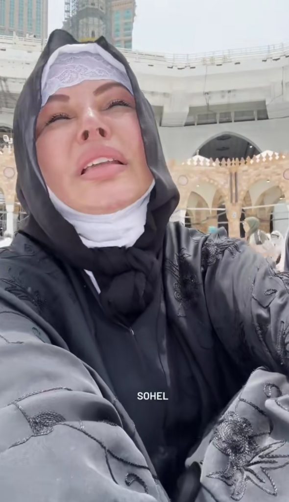 Rakhi Sawant Breaks Down In Khana Kaaba