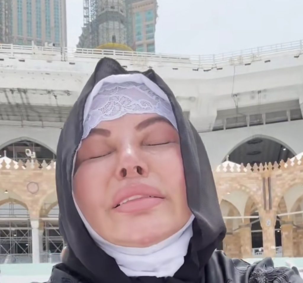 Rakhi Sawant Breaks Down In Khana Kaaba