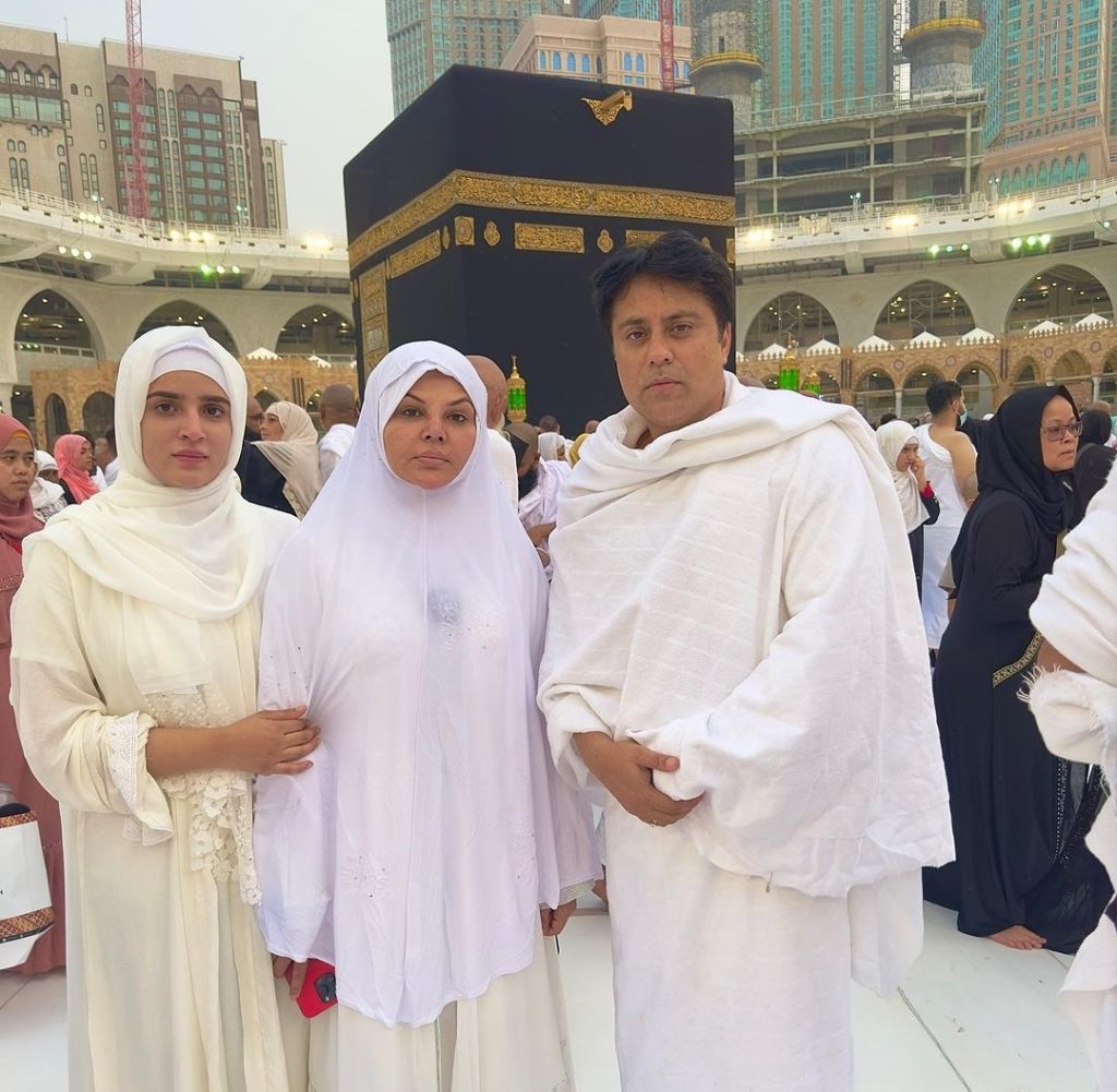 Rakhi Sawant Breaks Down In Khana Kaaba