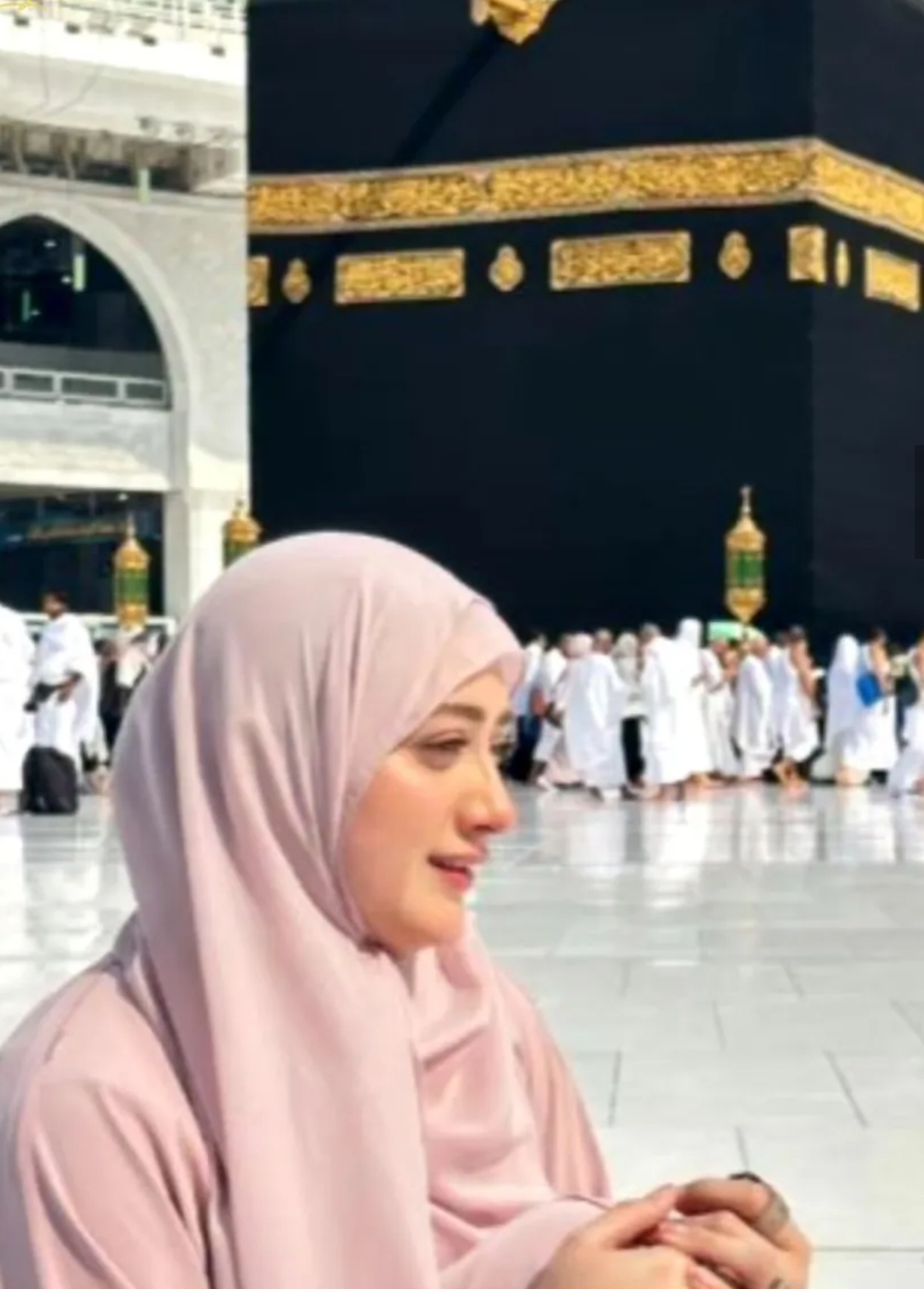 Momina Iqbal Pictures from Her Umrah Journey | Reviewit.pk