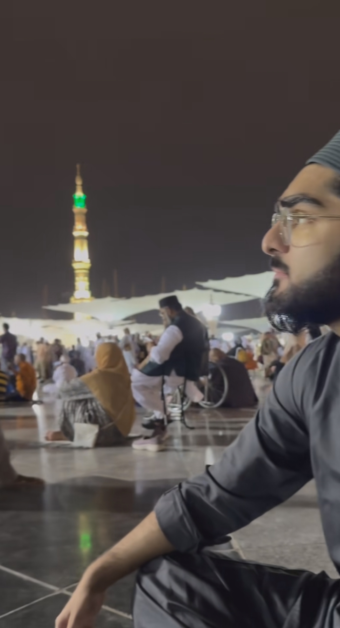 Heartwarming Video Of Junaid Jamshed Son From Madina Goes Viral ...