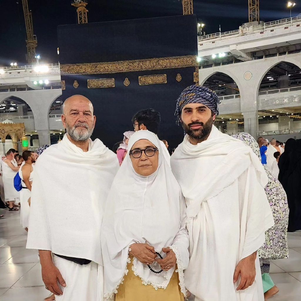 Pakistani Celebrities Who Performed Umrah And Hajj In 2023