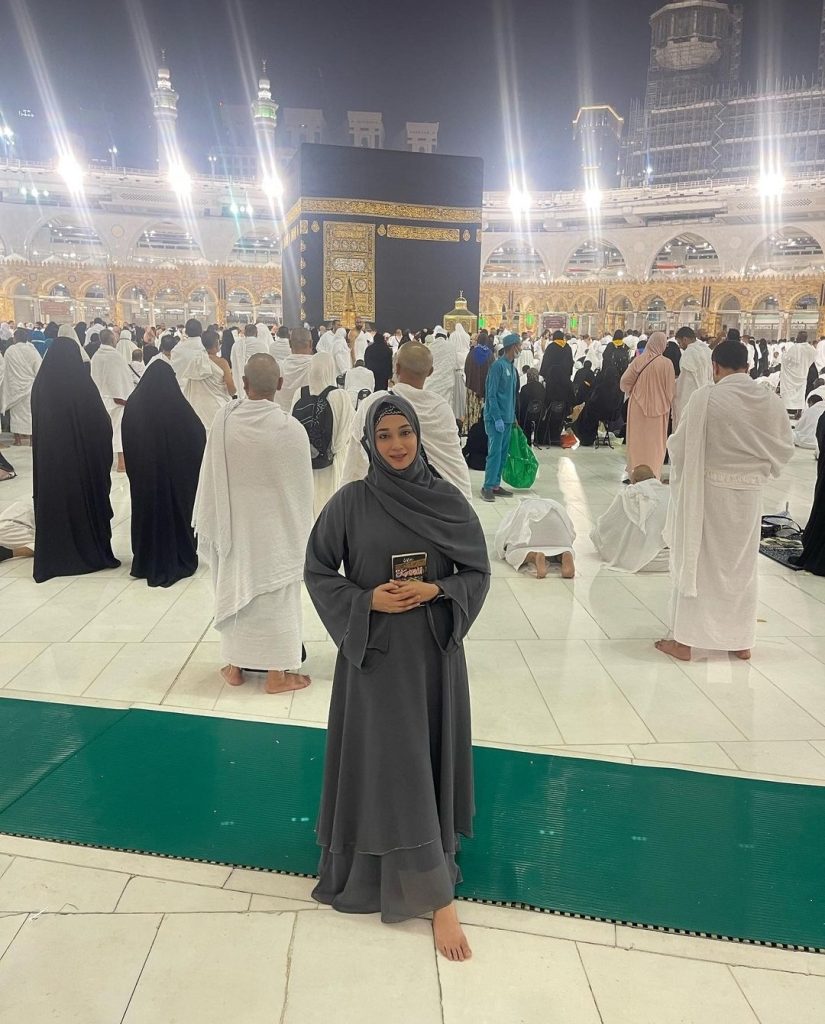 Pakistani Celebrities Who Performed Umrah And Hajj In 2023