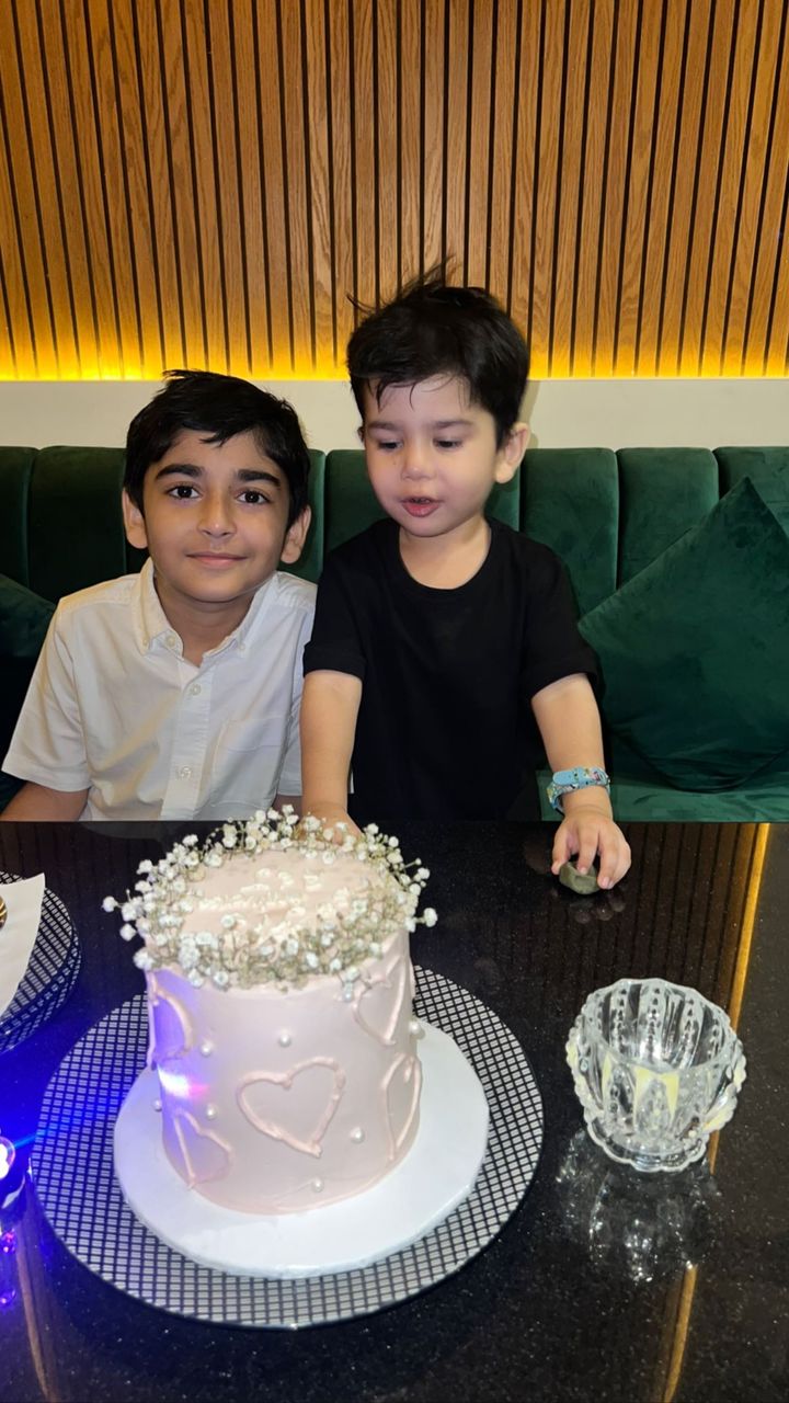 Junaid Khan's Anniversary Celebrations With Family | Reviewit.pk