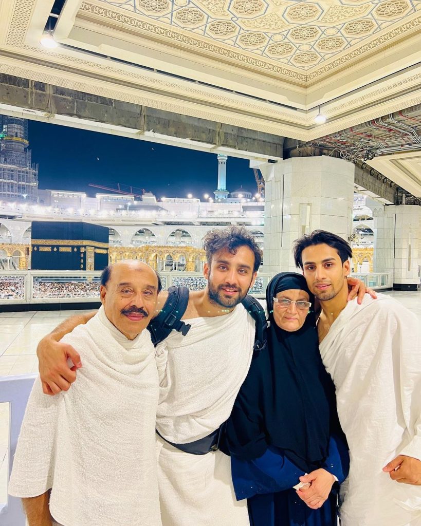 Pakistani Celebrities Who Performed Umrah And Hajj In 2023