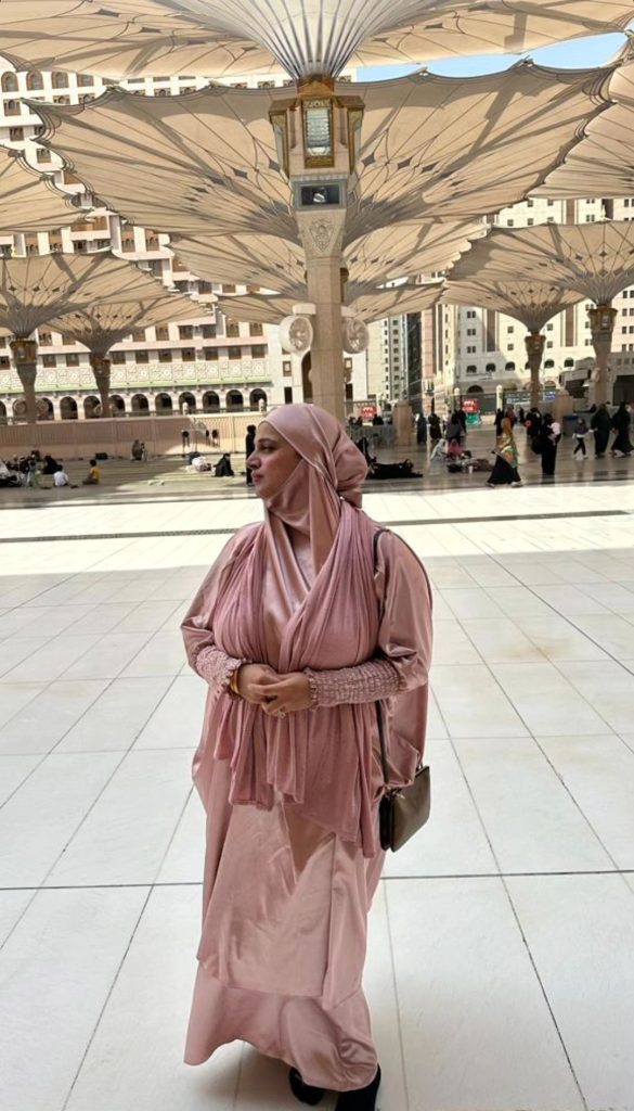 Noor Bukhari In Madina With Mother and Sister