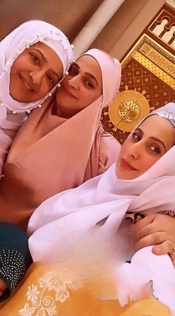 Noor Bukhari In Madina With Mother and Sister