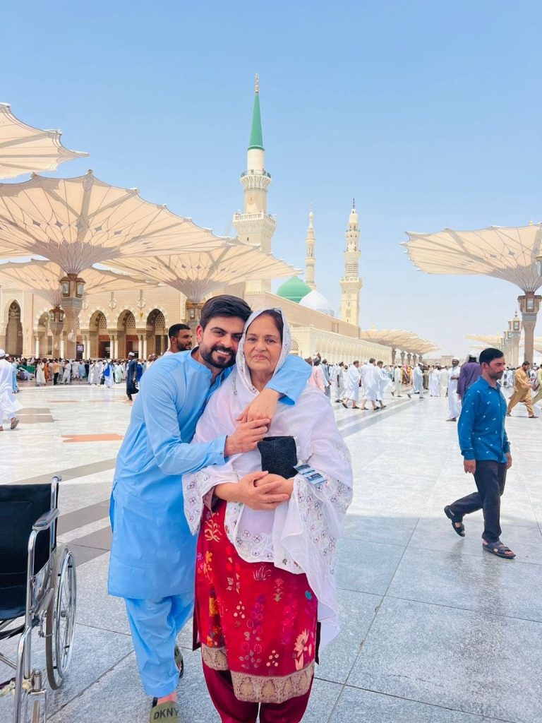 Pakistani Celebrities Who Performed Umrah And Hajj In 2023