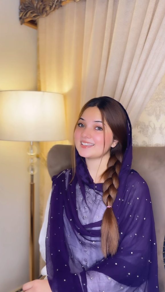 Fans Angry At Rabeeca Khan's Way of Reciting Naat