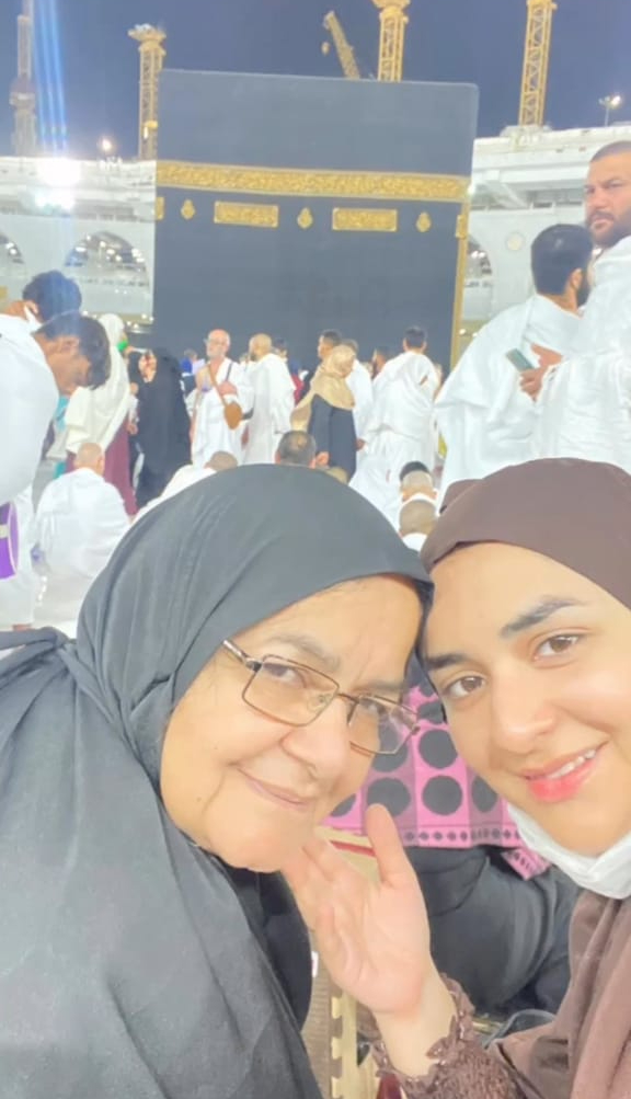 Pakistani Celebrities Who Performed Umrah And Hajj In 2023