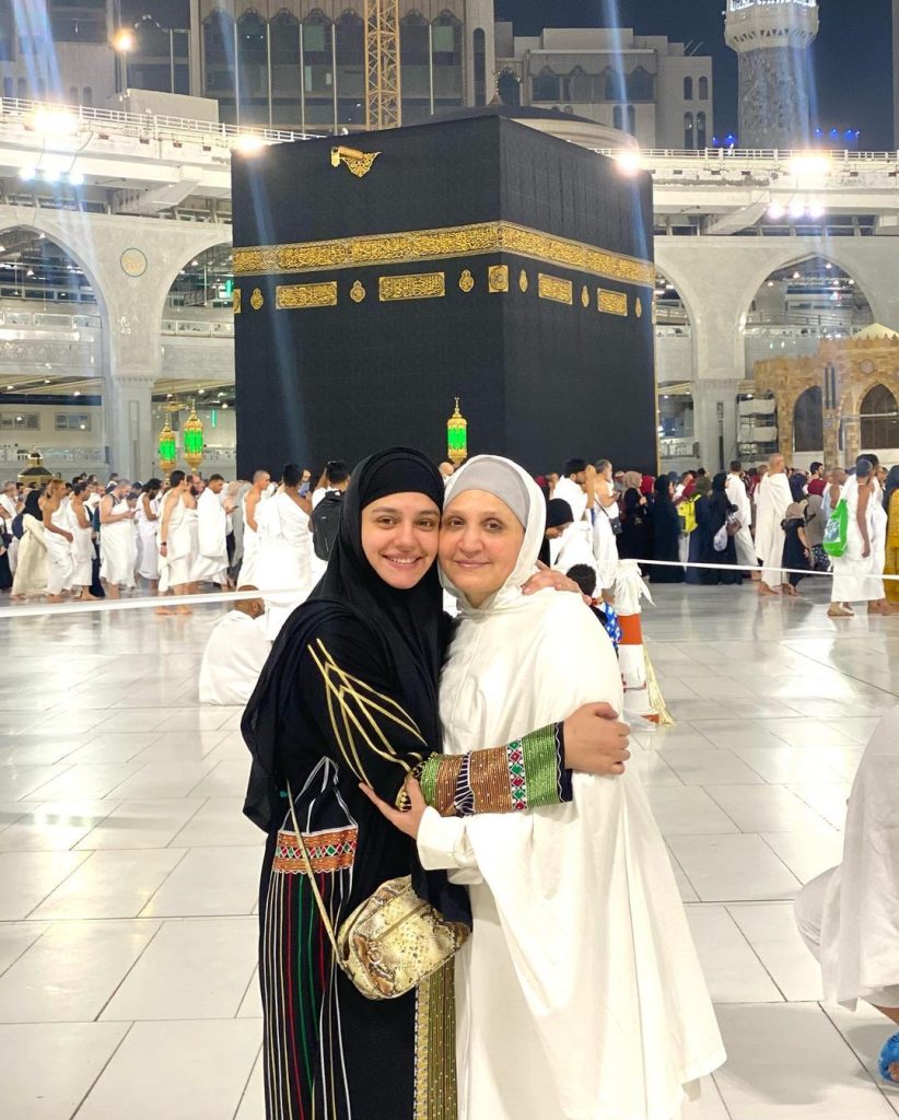 Pakistani Celebrities Who Performed Umrah And Hajj In 2023