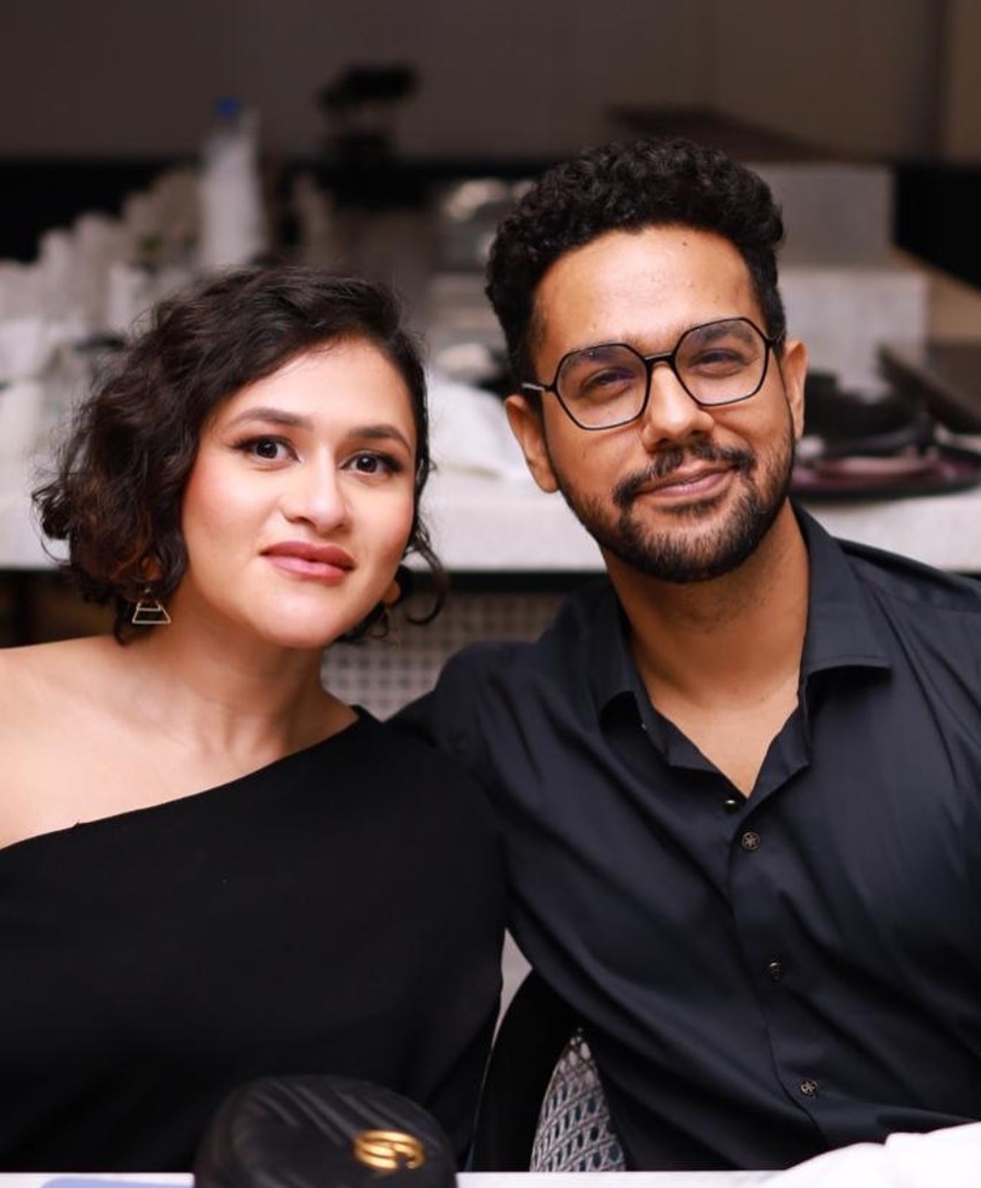 Ali Gul R New Adorable Pictures of Ali Gul Pir With His Wife | Reviewit.pk
