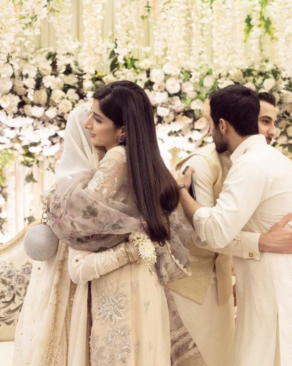 Mawra Hocane Attends Friend's Wedding With Ameer Gilani | Reviewit.pk