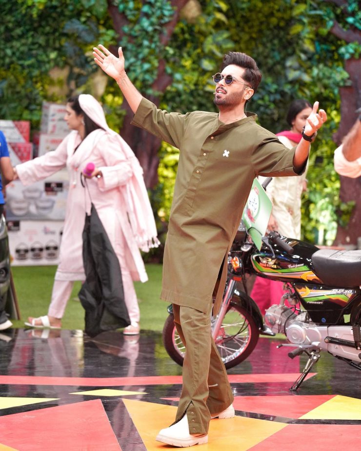 Why Fahad Mustafa Keeps A Distance From Fans Reviewit Pk