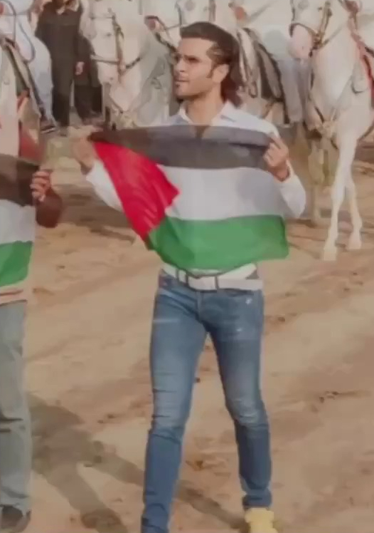 Feroze Khan Raises Palestinian Flag
