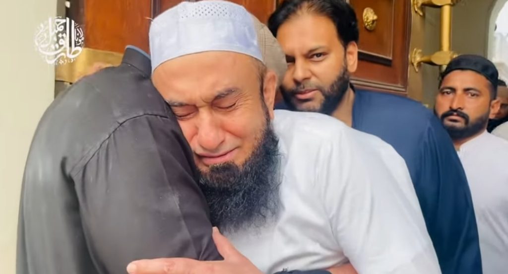 Emotional Video of Maulana Tariq Jamil After His Son's Death