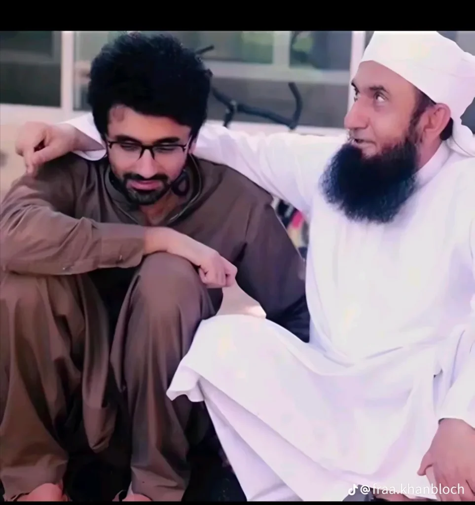 Heartwarming Pictures Of Maulana Tariq Jamil With His Late Son