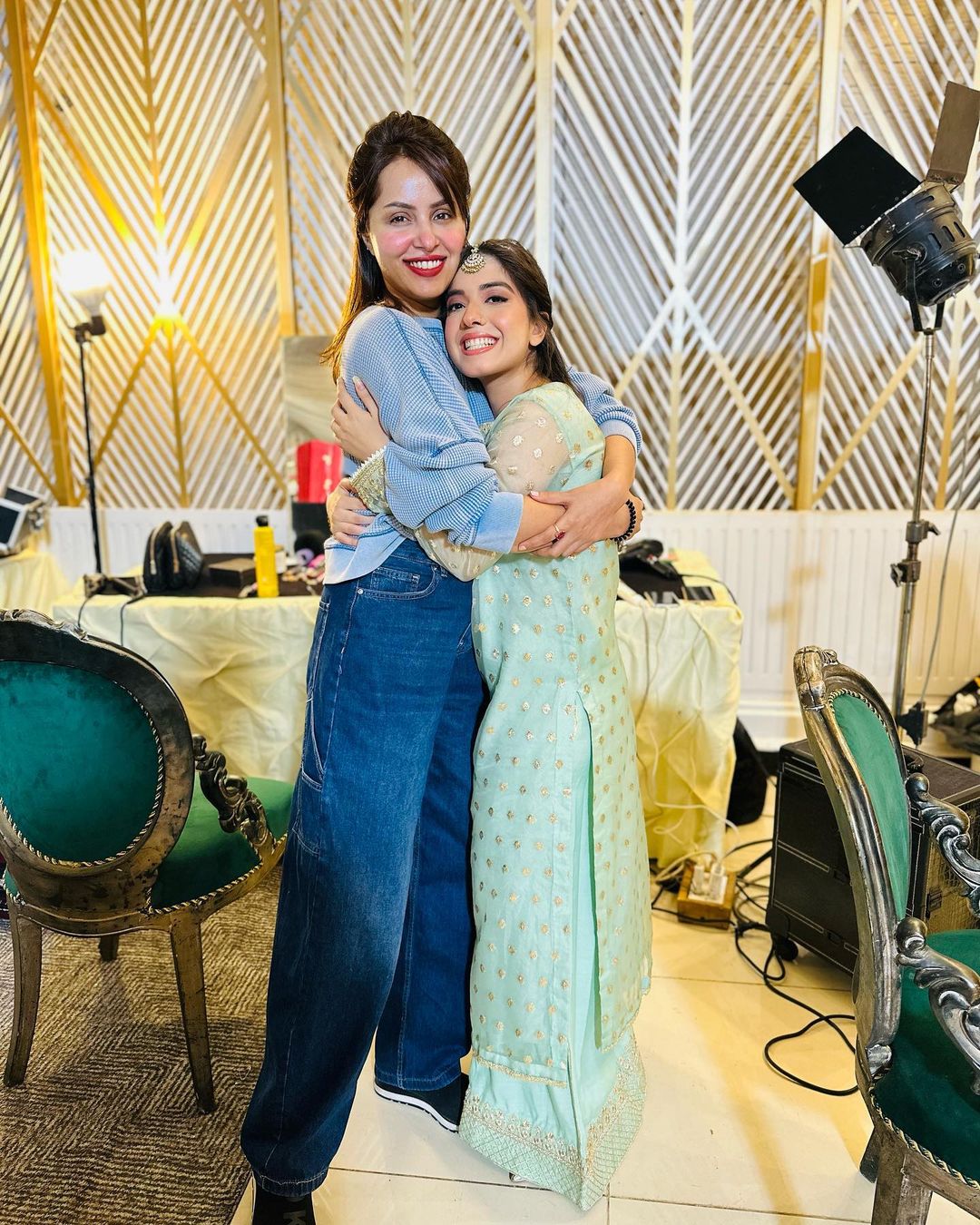 Arisha Razi Shares Stunning Pictures With Family & Friends | Reviewit.pk