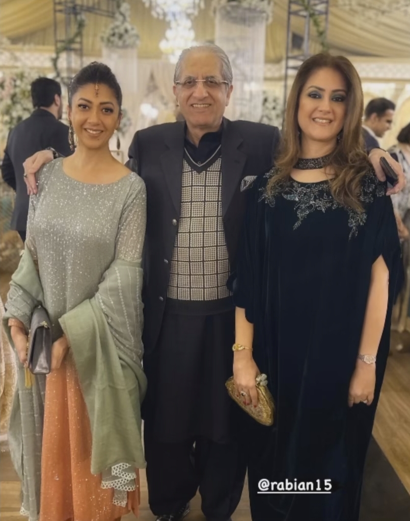 Nauman Ijaz Family Pictures From A Wedding