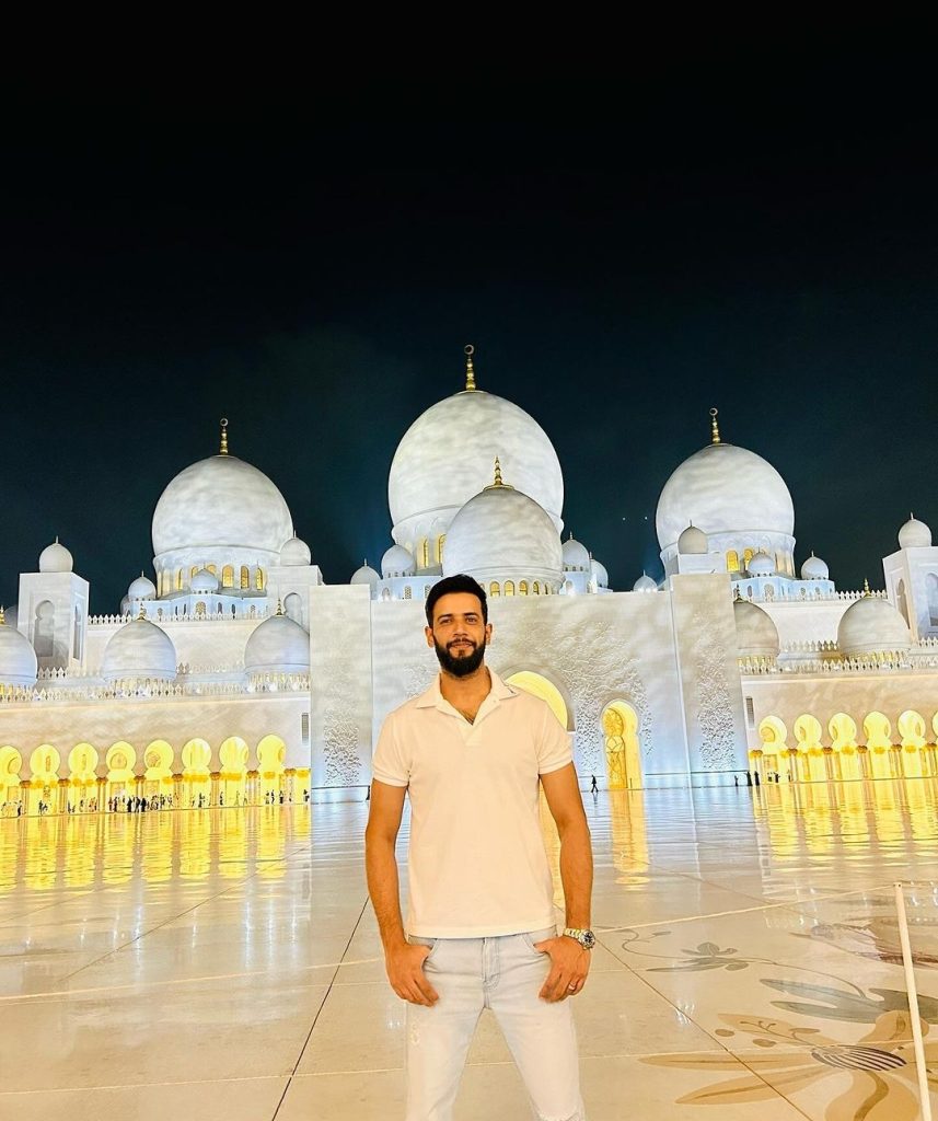 Imad Wasim's Pictures With Wife From Grand Mosque, Abu Dhabi