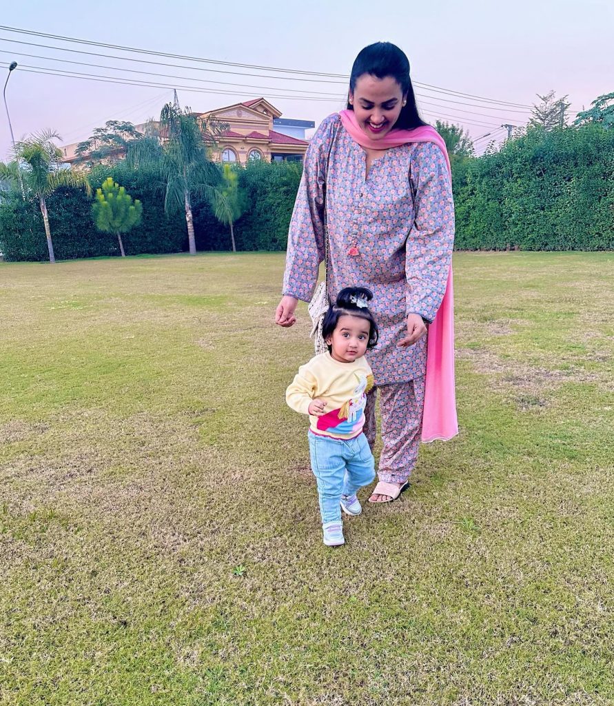 Kiran Tabeir Latest Beautiful Clicks With Daughter