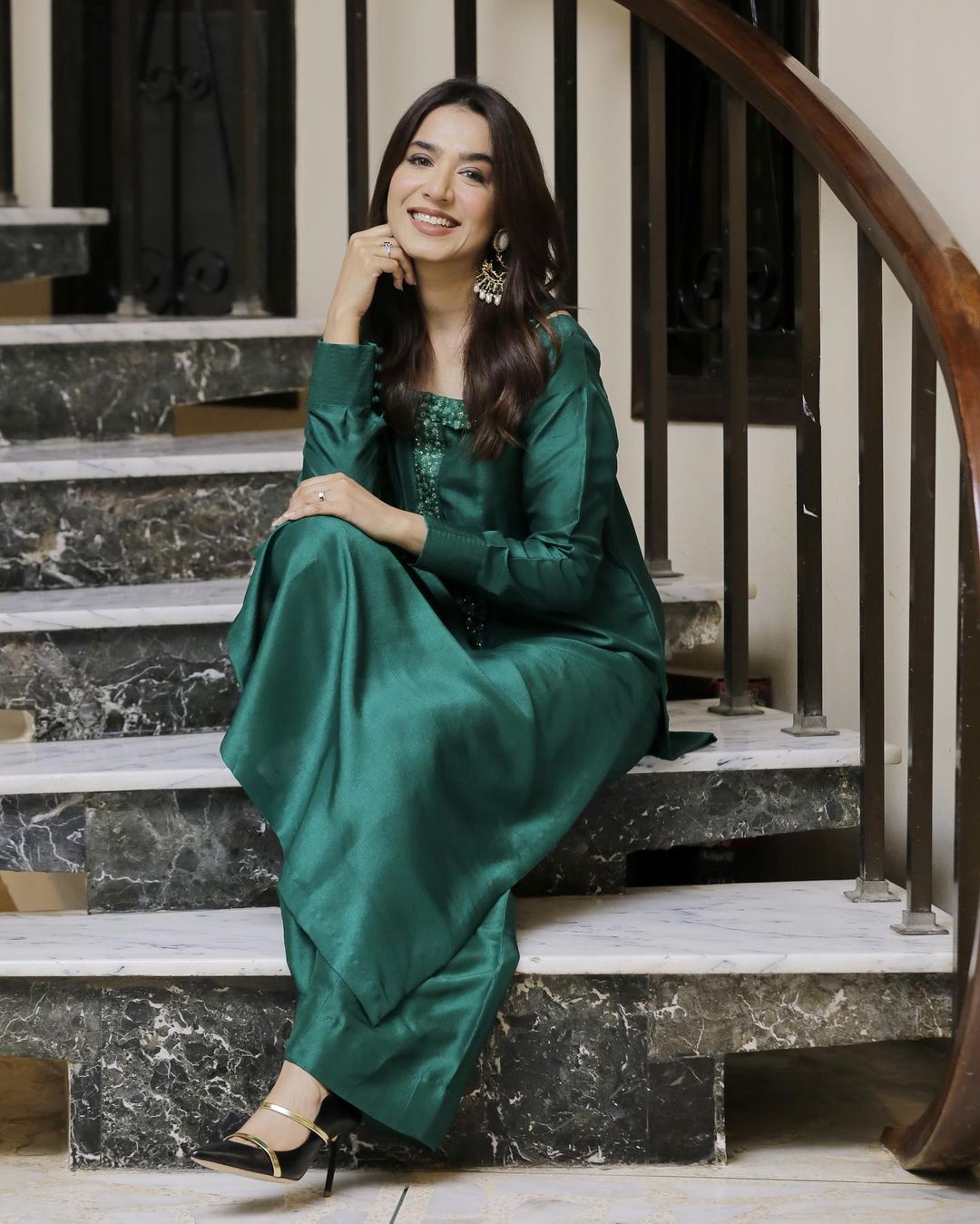 mansha-pasha-vacationing-with-her-family-reviewit-pk