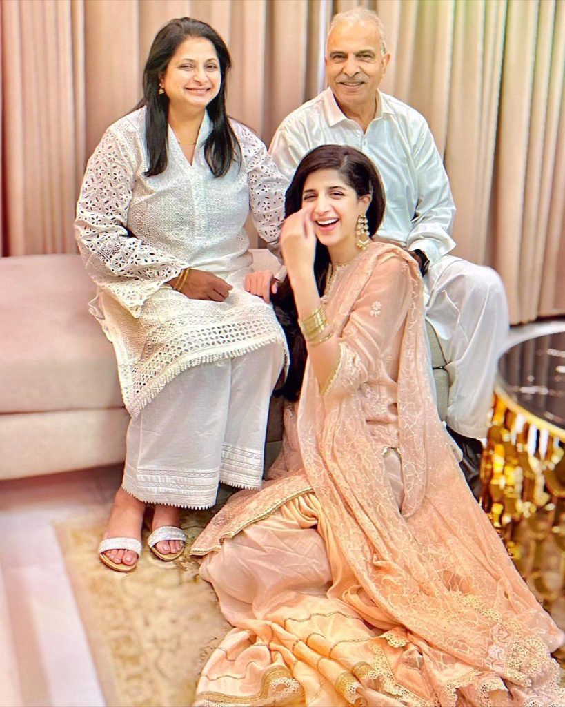 Mawra Hocane Pictures With Family & Friends