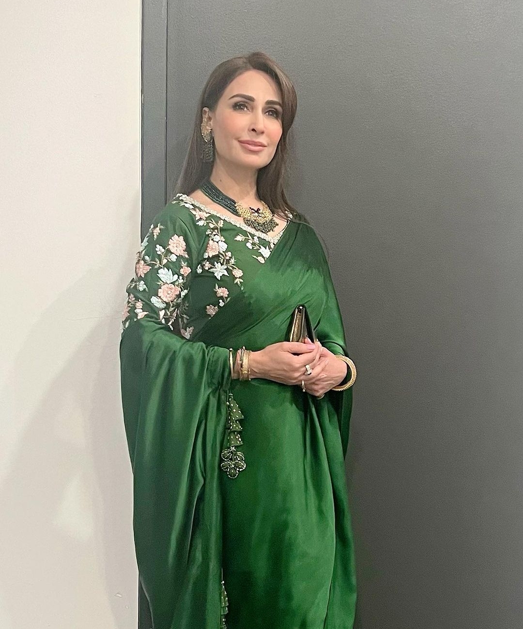 Reema Khan Pictures With Husband & Friends From Vacation | Reviewit.pk